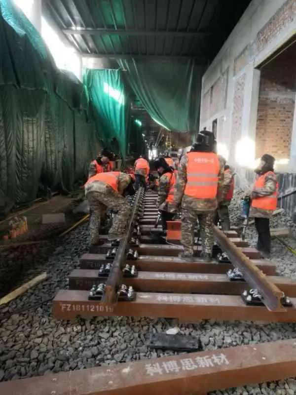 今日頭條、北京日?qǐng)?bào)：13號(hào)線清河站撥線工程倒計(jì)時(shí)，京城地鐵首  次鋪上樹脂軌枕