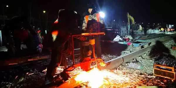 今日頭條、北京日?qǐng)?bào)：13號(hào)線清河站撥線工程倒計(jì)時(shí)，京城地鐵首  次鋪上樹脂軌枕