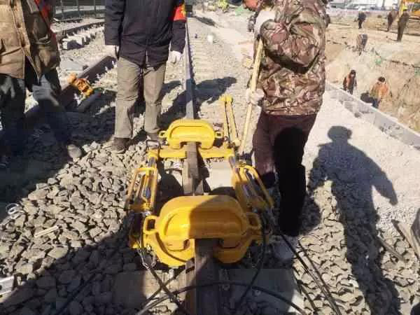 今日頭條、北京日?qǐng)?bào)：13號(hào)線清河站撥線工程倒計(jì)時(shí)，京城地鐵首  次鋪上樹脂軌枕